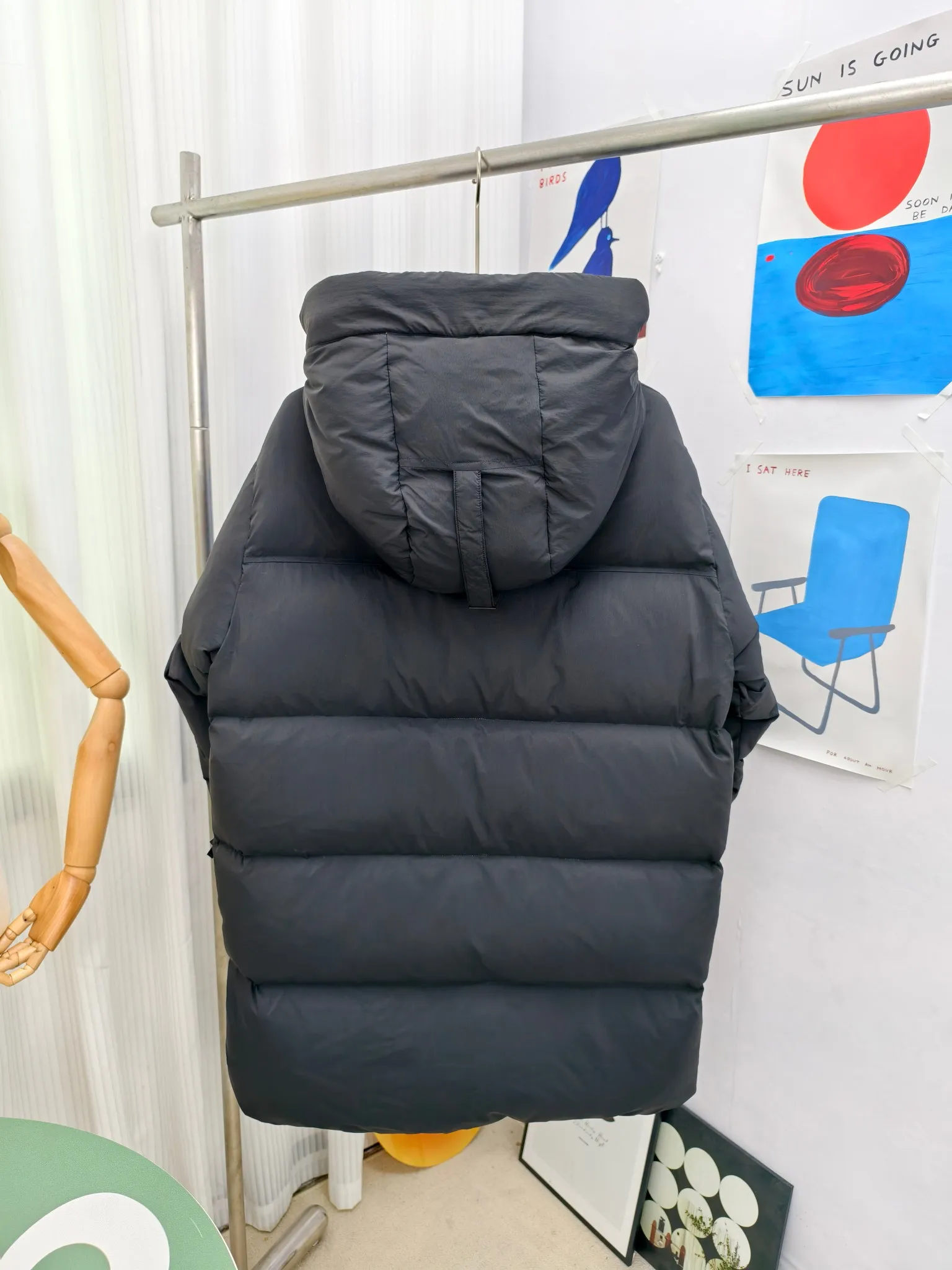 P940 Canada Goose Lawrence Down Jacket The Lawrence Down Jacket provides essential protection for everyday adventures and is made from sustainable Enduraluxe fabric with a durable soft touch. It features a quilted body, an adjustable down hood and a longer hem. Adjustable, down-filled, communicated hood. Two-way center front zipper increases range of motion and ventilation. The chin-protecting suede knit stand-up collar is soft and extra-comfortable. Inset rib-knit cuffs for added comfort and locked in heat. CORDURAD piping at the cuffs hem and reflective double-stripe grip tape at the back. Internal shoulder strap Color: black with red label black with black label azure blue Size: XS-2XL